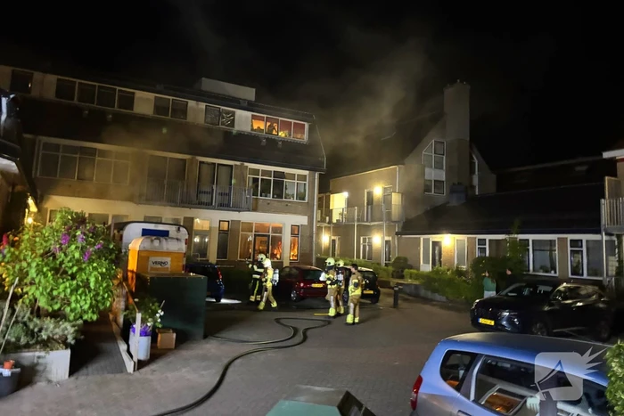 Brandweer blust brand in schaftkeet