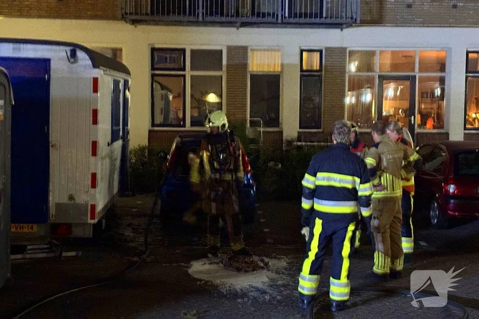 Brandweer blust brand in schaftkeet