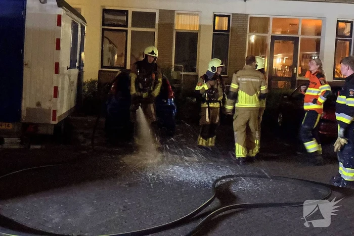 Brandweer blust brand in schaftkeet