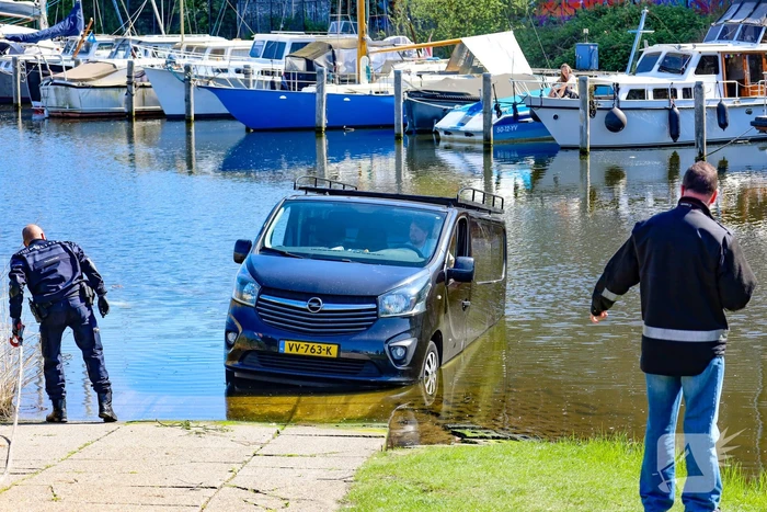 Bestelbus rolt van boothelling, politie grijpt in
