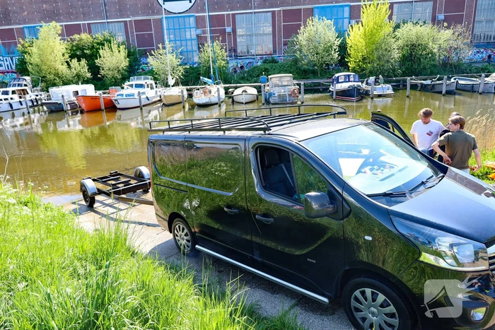 Bestelbus rolt van boothelling, politie grijpt in