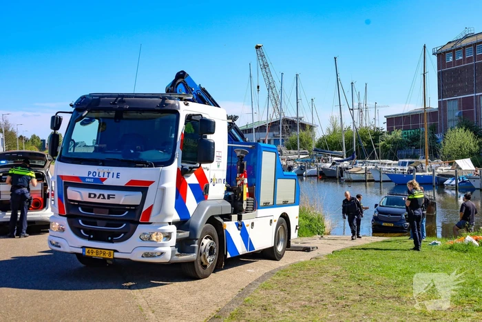 Bestelbus rolt van boothelling, politie grijpt in
