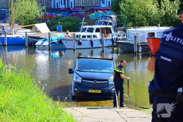 Bestelbus rolt van boothelling, politie grijpt in