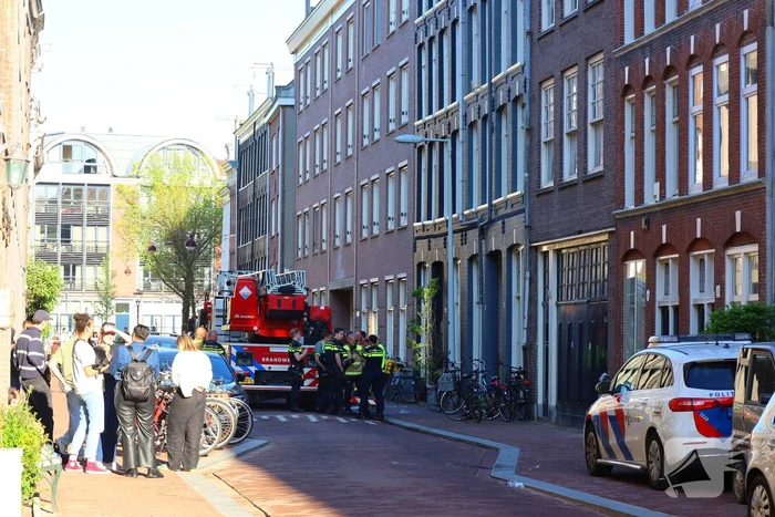 Grote brand in portiekwoning