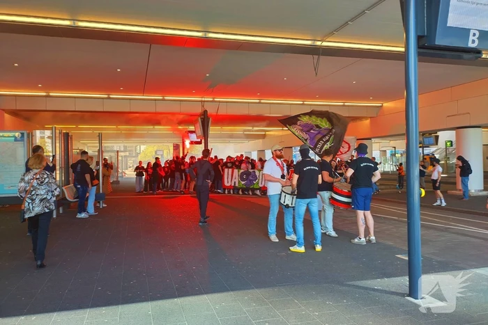 Ultra's Almere houden entrada bij busstation