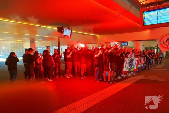 Ultra's Almere houden entrada bij busstation