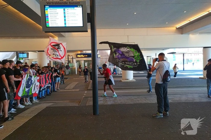 Ultra's Almere houden entrada bij busstation