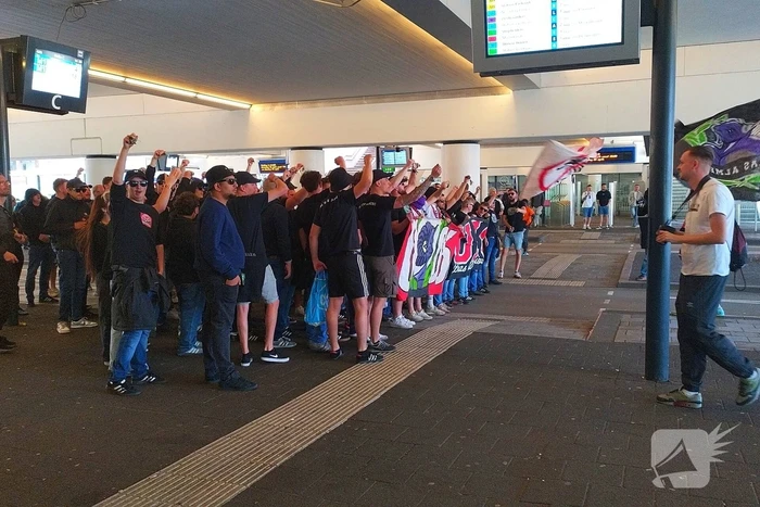 Ultra's Almere houden entrada bij busstation