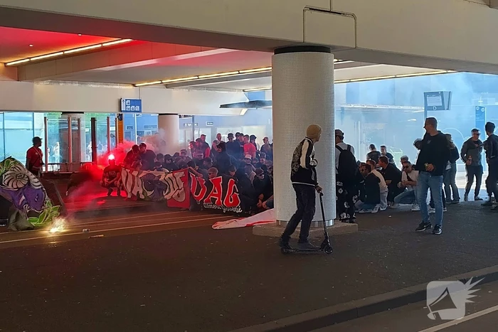 Ultra's Almere houden entrada bij busstation
