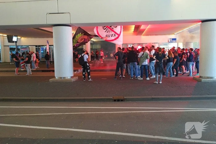 Ultra's Almere houden entrada bij busstation