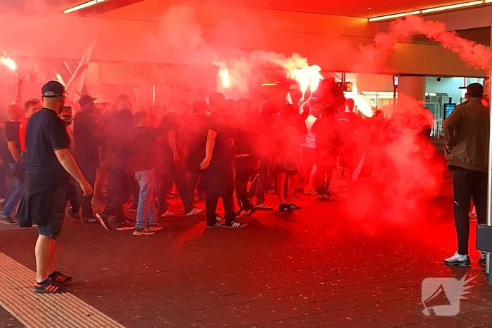 Ultra's Almere houden entrada bij busstation