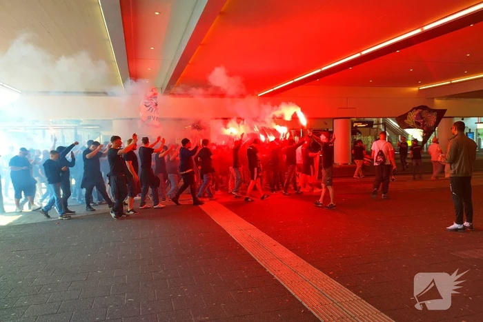 Ultra's Almere houden entrada bij busstation