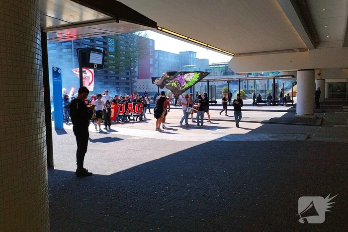 Ultra's Almere houden entrada bij busstation