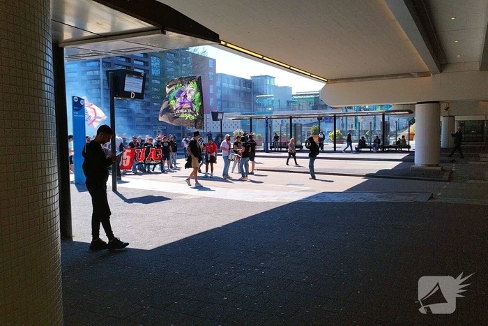 Ultra's Almere houden entrada bij busstation