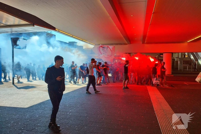 Ultra's Almere houden entrada bij busstation