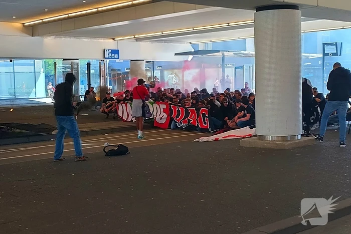 Ultra's Almere houden entrada bij busstation