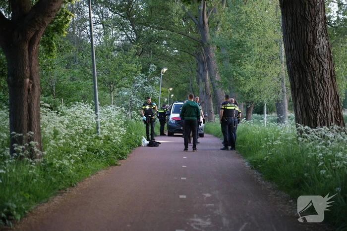 Politiehelikopter en meerdere agenten aanwezig na aantreffen mes