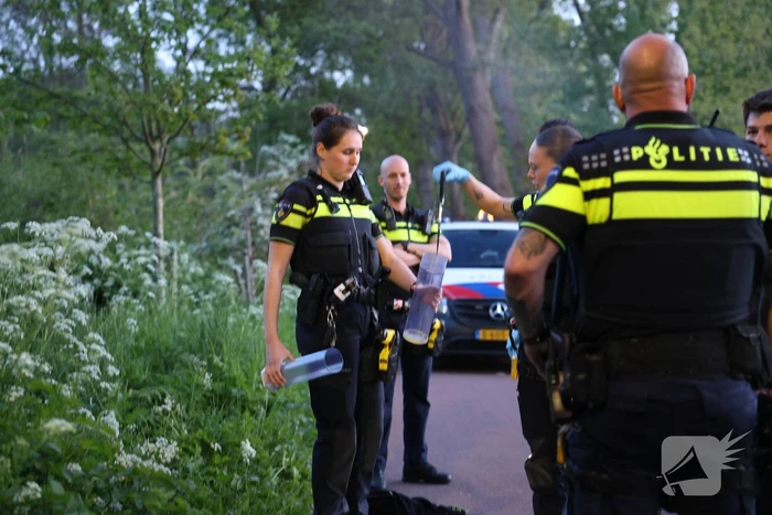 Politiehelikopter en meerdere agenten aanwezig na aantreffen mes