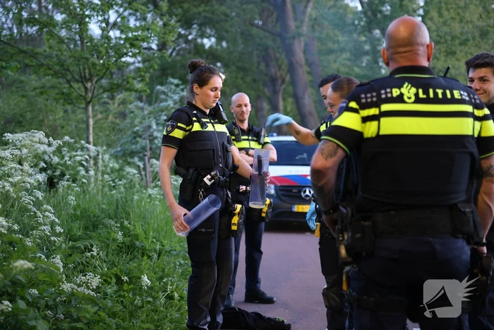Politiehelikopter en meerdere agenten aanwezig na aantreffen mes