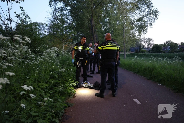 Politiehelikopter en meerdere agenten aanwezig na aantreffen mes