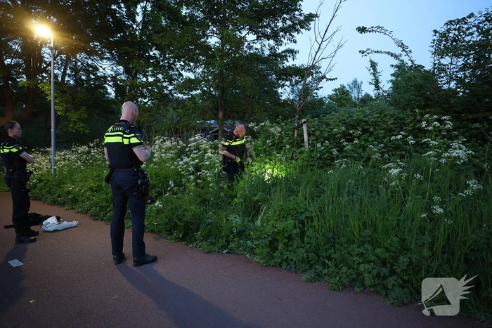 Politiehelikopter en meerdere agenten aanwezig na aantreffen mes