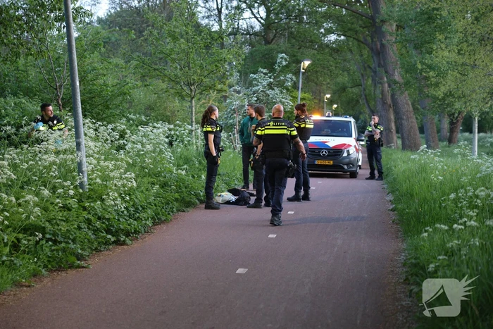 Politiehelikopter en meerdere agenten aanwezig na aantreffen mes