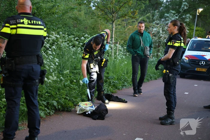 Politiehelikopter en meerdere agenten aanwezig na aantreffen mes