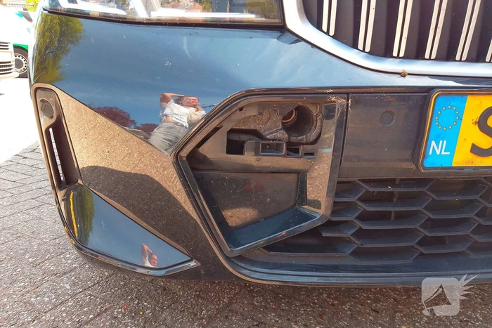 Auto en fietser botsen op parkeerplaats Albert Heijn