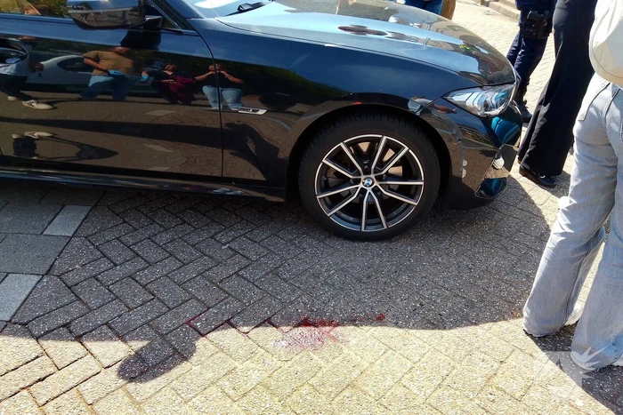 Auto en fietser botsen op parkeerplaats Albert Heijn