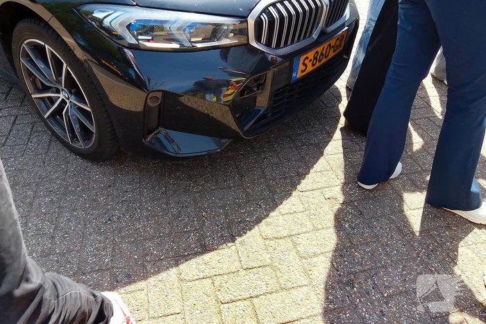Auto en fietser botsen op parkeerplaats Albert Heijn