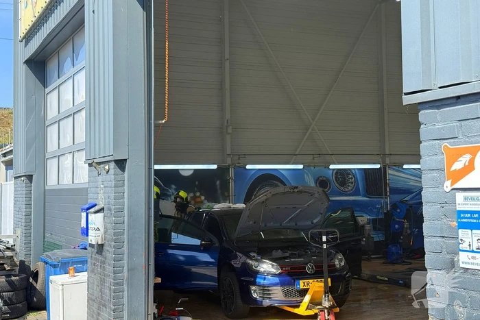 Auto in brand bij garagebedrijf