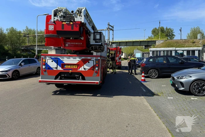 Auto in brand bij garagebedrijf