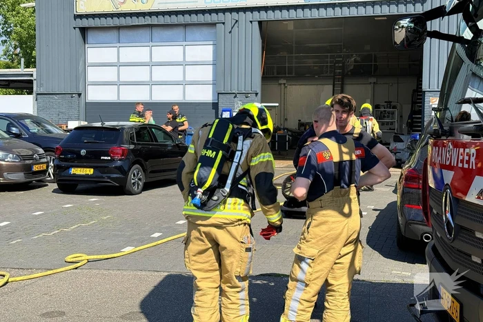 Auto in brand bij garagebedrijf