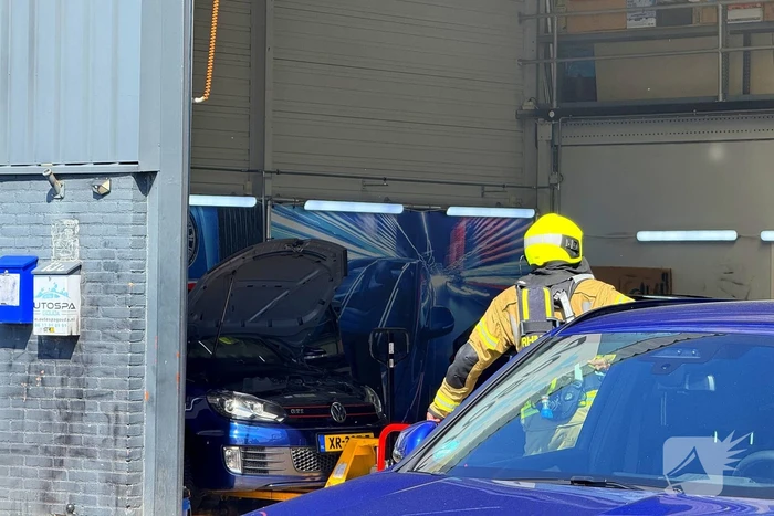 Auto in brand bij garagebedrijf