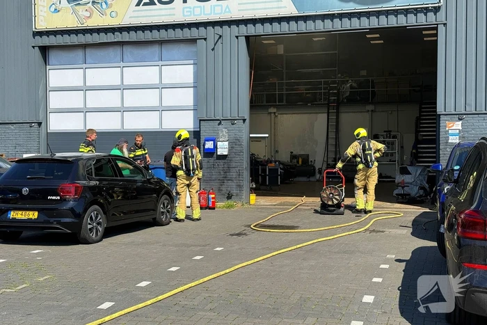 Auto in brand bij garagebedrijf