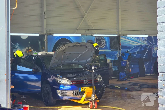 Auto in brand bij garagebedrijf