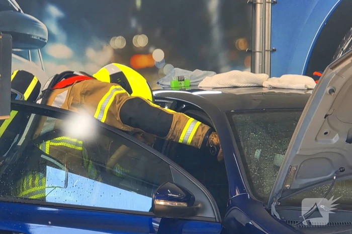 Auto in brand bij garagebedrijf