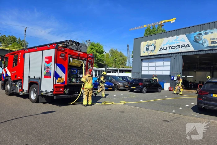 Auto in brand bij garagebedrijf