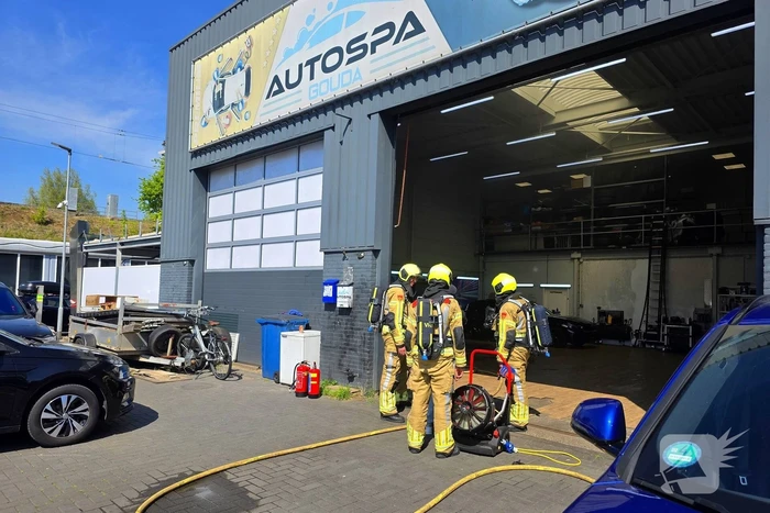 Auto in brand bij garagebedrijf
