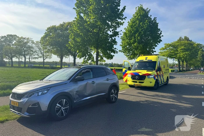 Forse schade bij aanrijding tussen twee auto's