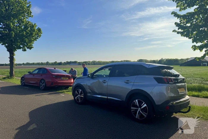 Forse schade bij aanrijding tussen twee auto's