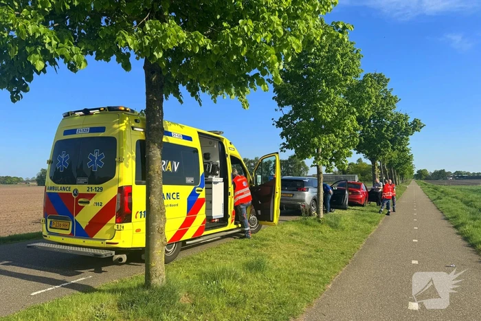 Forse schade bij aanrijding tussen twee auto's