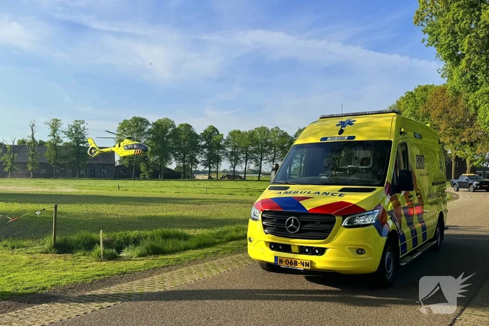 Bestuurder crossmotor botst tegen boom en overlijd