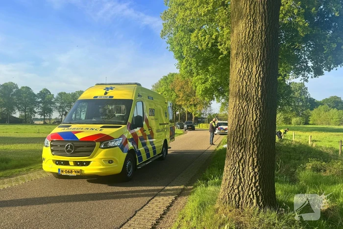 Bestuurder crossmotor botst tegen boom en overlijd