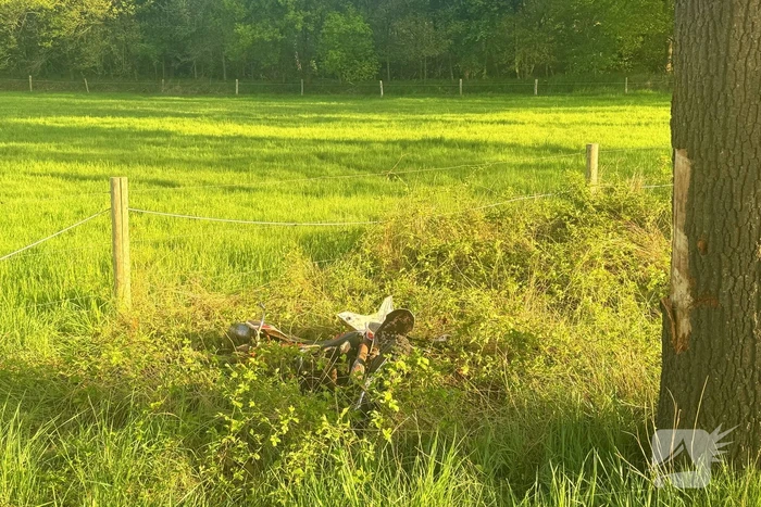 Bestuurder crossmotor botst tegen boom en overlijd