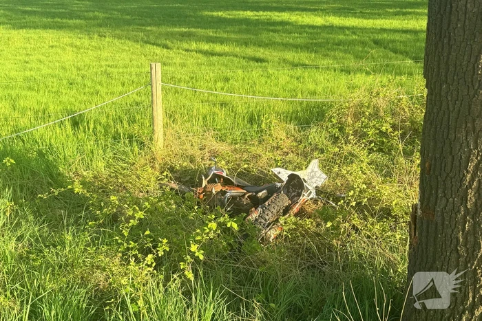 Bestuurder crossmotor botst tegen boom en overlijd