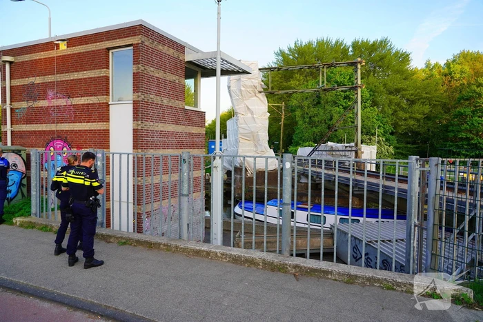 Boot ramt spoorbrug, trein verkeer gestremd