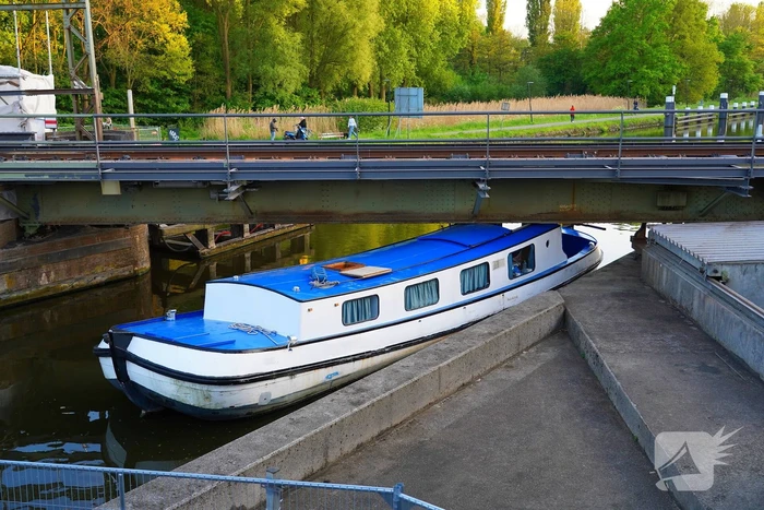 Boot ramt spoorbrug, trein verkeer gestremd