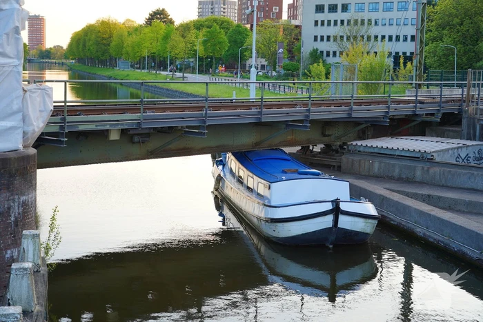 Boot ramt spoorbrug, trein verkeer gestremd