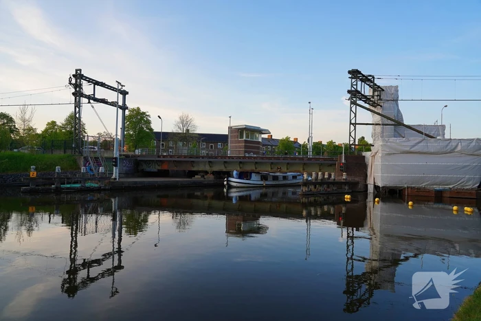 Boot ramt spoorbrug, trein verkeer gestremd